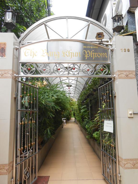 The Bang Khun Phrom Suites Bangkok Exterior foto